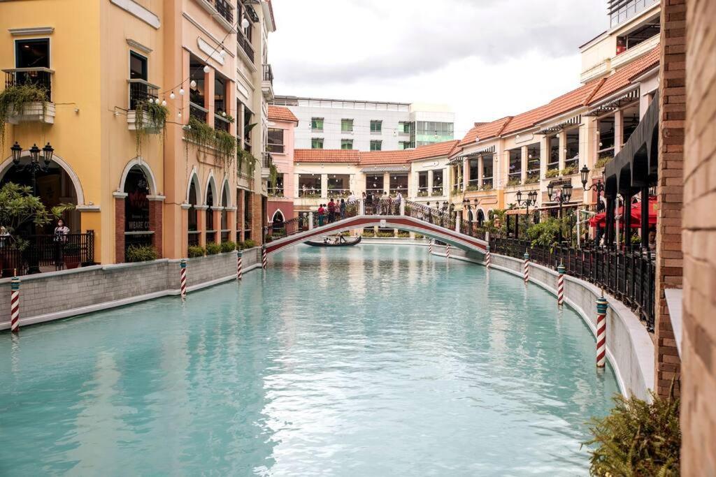 Cozy 2-Bedroom In The Venice Luxury Residences Manila Exterior foto